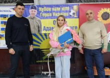 Начальник Великоновосілківської селищної військової адміністрації Сергій Кравченко разом зі своїм заступником Євгеном Кіруцаком та дружиною полеглого Героя Ганною Адамовською