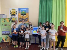 Культурним простором Торецької громади у Дніпрі проведено тематичний захід, на якому дітям подарували книжкові подарунки – видання «Конституція для всіх і дорослих, і малих»