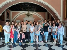 Учні Краматорського ВПУ під час екскурсії  у залах Збаразького замку. Учні стоять у великій залі з високими стелями та арками.
