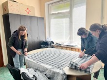 Жінки кроять тканину для пошиття адаптивного одягу