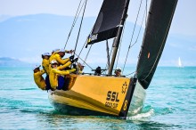 Спортсмени збірної України з вітрильного спорту ведуть команду до перемоги на яхті класу SSL 47 завдовжки понад 14 метрів