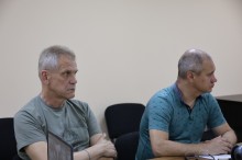 Учасники наради сидять за столом
