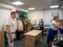 ⁠Заступник голови Донецької ОДА Олександр Шевченко з працівницею центру «ЯМаріуполь»