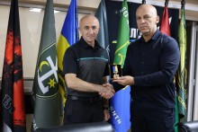 Вадим Філашкін вручає нагороду командиру 153-ї окремої механізованої бригади ЗСУ, полковнику Валерію Скреду
