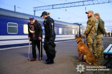 Поліцейська допомагає чоловікові на милицях