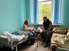 Представник Часовоярської МВА спілкується з мешканкою Будинку ветеранів