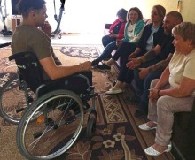 Представники облдержадміністрації спілкуються з військовослужбовцем, який проходить реабілітацію