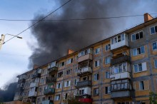 Чорний дим здіймається після прильоту бомб у Краматорську