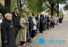 Представники громад на алеї Слави. Тримають жовто-блакитні квіти.
