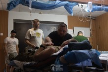 Медики рятують поранених захисників на стабпункті на Донеччині