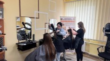 Майбутні перукарі - студенти Краматорського центру професійно-технічної освіти  під час виробничого навчання