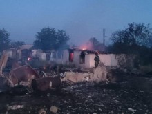 Зруйноване житло та пожежа на місці ворожого обстрілу