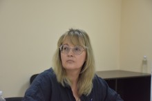 Тараненко Тетяна Вікторівна.
Директор департаменту розвитку базових галузей промисловості.
Уважно дивиться на монітор де доповідають інші учасники робочої зустрічі.