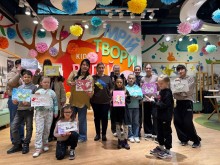 Юні гості демонструють власноруч зроблені поробки у вигляді долоньок