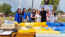 Учасниці акції “Нитка єднання”, які в’яжуть жовто-блакитний стяг
