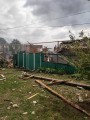 Зруйнований окупантами одноповерховий будинок та пошкоджена електроопора.