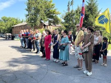 Представники хабів Донеччини покладають квіти в пам'ять про полонених.