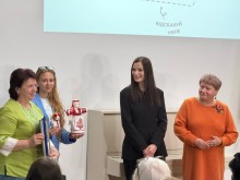 Вручення відзнаки переможниці ІІ конкурсу дитячих малюнків та виробів ручної роботи «Моя сім’я: від покоління до покоління» – 7-річній Євгенії Проценко