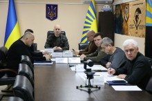 Учасники засідання Ради оборони Донецької області сидять за столом