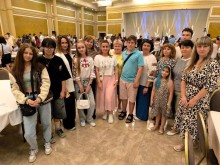 Делегація з Донецької області, зокрема молодь та представники місцевої влади.
