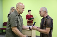 Вадим Філашкін нагороджує бійця нагрудним знаком