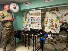 Практична локація «Тактична медицина»: військовий показує учасникам тренінгу сучасні засоби порятунку життя.