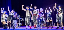 Актори драмтеатру грають ролі на сцені