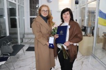 Народна депутатка України IX скликання Юлія Діденко нагороджує представницю центру.