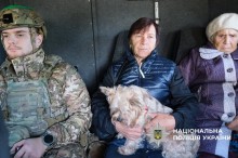 Поліцейський, дві жінки та песик в евакомобілі