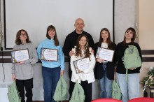 Вадим Філашкін та учні мистецьких шкіл Донеччини, які тримають подаровані сертифікати на стипендії