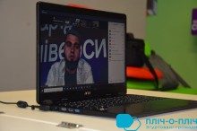 Учасник онлайн наради. Молодий чоловік з бородою, одягнений у сорочку сірого кольору та чорну футболку.