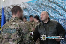 Т.в.о. начальника Головного управління Нацполіції в Донецькій області Микола Матвієнко,тисне руку поліцейському.