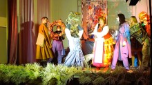 Актори у костюмах та масках виступають на сцені