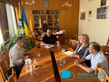 Члени делегації сидять у кабінеті за столом. Відбувається розмова та обговорення питань.