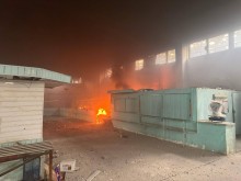Пожежа всередині приміщення ринку, який обстріляли окупанти.
