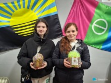 Переселенки з Бахмута тримають пасочки, передані від громад-партнерів
