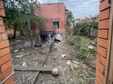 Зруйноване подвір'я будинку