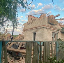 Зруйнований будинок та подвір'я після ворожого обстрілу