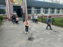 Діти беруть участь у рухливій грі на вулиці