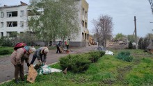Добровольці допомагають прибирати наслідки ворожого обстрілу