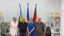 Представники громади та влади. На задньому плані прапори: України, Донеччини та Торецької громади.