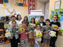 Діти показують власноруч вироблені декоративні кульки
