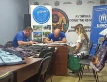 Представник  благодійної організації GEM надає гуманітарну допомогу у вигляді продуктового набору та питної води переселенкам з Донеччини  у м. Дніпро