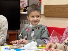 Діти на майстер-класі з виготовлення казкового будиночка