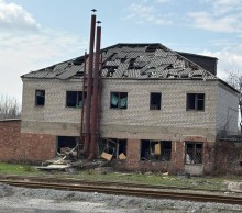 Зруйнована будівля після ворожого обстрілу