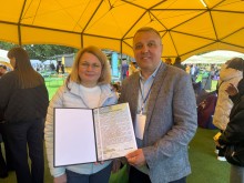 Вікторія Точена та організатор фестивалю тримають розгорнуту вітальну адресу від Донецької обласної державної адміністрації
