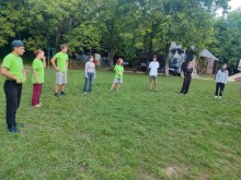 учасники табору під час ранкової вправи на свіжому повітрі, спрямованої на командну взаємодію та фізичну підготовку