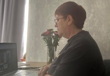 Учасник диспуту за ноутбуком