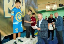 Начальник управління фізичної культури та спорту Донецької облдержадміністрації Володимир Мицик під час нагородження призерів XIV Відкритого турніру з греко-римської боротьби пам’яті Геннадія Узуна