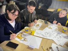 Представники громади розмальовують на майстер-класі